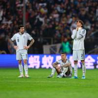 La desilusión, la impotencia y la tristeza de los jugadores italianos tras haber dejado escapar la oportunidad de regresar al Mundial, al ser derrotados 4-1 por Bosnia en los penaltis. FOTO GETTY 