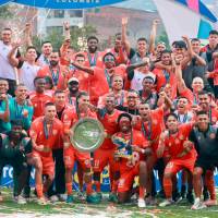 Así celebró Envigado su título en el primer semestre del Torneo BetPlay. Los dirigidos por Alberto Suárez sueñan con regresar a la A. FOTO MANUEL SALDARRIAGA 