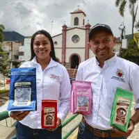 Elkin pasó de tener 500 árboles de café a manejar volúmenes de 140.000 kilos.La resiliencia ha sido el sello de esta empresa y organización. FOTO MANUEL SALDARRIAGA