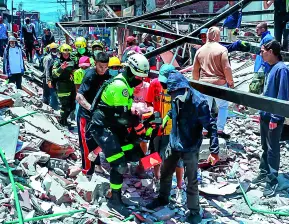 Estas brigadas de voluntarios anónimos del Parque La Libertad también se replicaron en barrios como Los Álamos y Lorena, donde más de 200 personas se concentraron en dos puntos, buscando a quienes quedaron atrapados entre los escombros. FOTO Manuel Saldarriaga. 