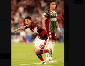 El delantero colombiano Jorge Carrascal celebra el tanto con el que su equipo, el Flamengo venció a Fluminense en el Brasileirao y se quedó con el clásico carioca. FOTO TOMADA X@Flamengo