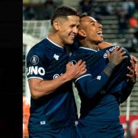 El antioqueño Sebastián Villa celebra su gol con Independiente Rivadavia en la Copa Libertadores ante La Guaira de Venezuela. FOTO TOMADA X@CSIRoficial