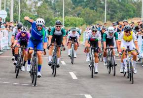 Este es el momento en el que Juan Diego Hoyos cruza la meta, como ganador de la primera etapa en la Clásica de Rionegro. FOTO CORTESÍA @LCiclismoAnt