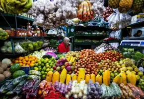 No obstante, en medio del panorama adverso, la inflación de alimentos se desaceleró por primera vez en el año. En mayo registró una variación mensual de -0,03%, gracias a una mayor oferta de productos perecederos como tomate, plátano, hortalizas, naranjas y yuca bajaron de precio tras meses de presión por la ola invernal. FOTO: El Colombiano.