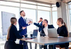 La IA avanza, pero las habilidades blandas mantienen su papel como el mayor diferenciador profesional. FOTO: Getty