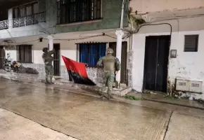 Los atacantes dejaron una bandera del Eln colgada y varios artefactos explosivos en cercanías al comando. FOTO: CORTESÍA