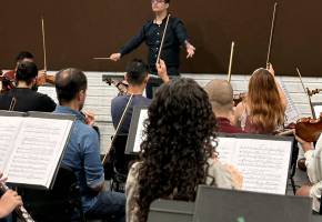 Juan Pablo Cardona Jaramillo es una de las grandes promesas de la música clásica en Medellín. En octubre empezará su pregrado en dirección orquestal en Viena. En la foto, dirigiendo uno de los ensayos para el tercer concierto de termporada de Filarmed. Foto Cortesía Filarmed.