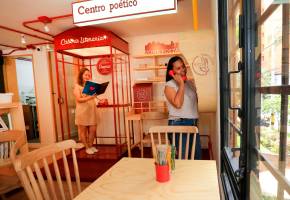 La Cabina Literaria está estrenando espacio en Laureles. Desde hoy puede tardear y enviar poemas por teléfono. FOTO esneyder gutiérrez
