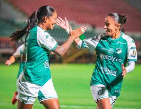 Las goleadoras Melani Aponzá y Karla Viancha celebran uno de los goles con los que el Deportivo Cali venció a Santa Fe en calidad de visitante. Este sábado se jugará la final para definir al campeón de la Liga Femenina. FOTO TOMADA X @CaliFemenino