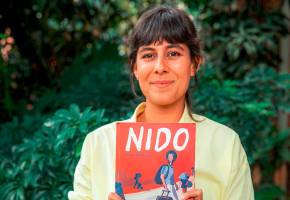  Laura Guarisco con su libro Nido. Foto: Carlos Velásquez. 