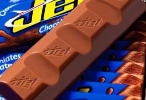 La Compañía Nacional de Chocolates anunció que las tradicionales chocolatinas de cuadritos y empaque azul bajan de precio. FOTO: Colprensa