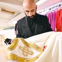 Sorcinelli lleva 25 años como director de Aelier LAVS, el taller dedicado a las vestiduras religiosas. FOTO Agencia AFP.