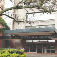 El llamado de la Clínica Bolivariana se produce mientras Antioquia continúa bajo alerta roja hospitalaria, medida adoptada por la Gobernación tras el terremoto ocurrido el pasado lunes. Imagen tomada de la página web de la Clínica Bolivariana de Medellín. 