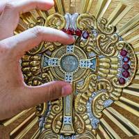 Esta es la cruz del Santo Cura de Ars encontrada en Boston, Estados Unidos, y que está en Cisneros. FOTO MANUEL SALDARRIAGA
