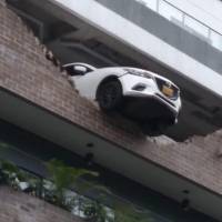 Así quedó el carro en un parqueadero de Envigado, a punto de caer al vacío. Imagen tomada de redes sociales.