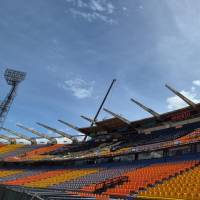 Las labores sobre la cubierta Occidental se han coordinado con la programación del estadio para que los trabajos puedan desarrollarse sin suspender los eventos previstos. FOTO Alcaldía de Medellín. 