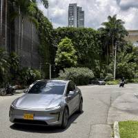 Imagen de referencia de un automóvil Tesla circulando por Medellín. Foto: Manuel Saldarriaga Quintero.