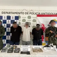 Los tres capturados junto al meterial y las armas incautadas. FOTO: Cortesía