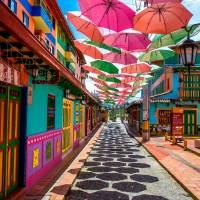 Viajeros recorren destinos rurales como Santa Elena, Guatapé (en la foto) y Jardín, atraídos por la riqueza cultural, paisajística y cafetera de Antioquia. FOTO: Juan Antonio Sánchez