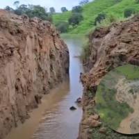 En la imagen principal, el drenaje controlado del agua de la represa; en la miniatura, una toma aérea del agua que estaba acumulada. FOTOS Facebook Alcaldía de Yolombó.