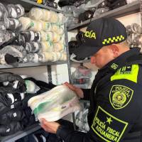 Según la Alcaldía, el objetivo de este tipo de operaciones es afectar la mercancía que llega al mercado ilegal y, a su vez, las ganancias y la organización que permite mantener este tipo de negocios. FOTO Alcaldía de Medellín. 