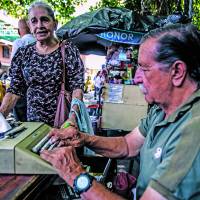 A sus 70 años, Pedro Baena sigue trabajando en el mismo punto que lo vio llegar hace más de dos décadas, y a pesar de que su clientela ha disminuido, a su trabajo siempre le da el mismo valor. FOTO Julio Herrera. 