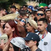 Miles de personas esperan emocionadas a las afueras del estadio Atanasio Girardot para ver al cantante puertorriqueño. FOTO: Manuel Saldarriaga