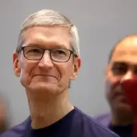 Tim Cook dice adiós a Apple y entrega el liderazgo a John Ternus. FOTO: GETTY