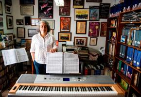 Cecilia Espinosa dice que su estudio es su “hábitat musical”. 
