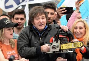 La “motosierra” de Milei pasó por pensiones, subsidios y mercado laboral. FOTO: Getty.