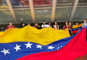 La movilización reunió a migrantes que residen en Medellín y que siguieron los hechos desde Colombia, en medio de un ambiente marcado por la expectativa y la emotividad colectiva. Foto: Manuel Saladarriaga