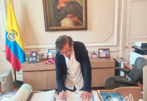 Gustavo Petro firmó el decreto para convocar una consulta popular. FOTO PRESIDENCIA. 