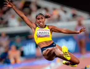 Natalia Linares en su competencia en Tokio donde alcanzó la medalla de bronce. FOTO @worldathletics