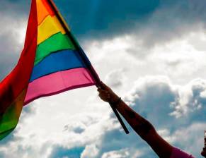 En Medellín persisten las vulneraciones a los derechos de la población LGBTIQ+, pero también acciones afirmativas para promover el respeto hacia las diversidades sexuales. FOTO Manuel Saldarriaga