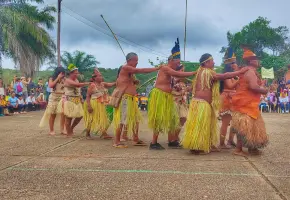 El ministro de cultura, Juan David Correa, pidió perdón en nombre del Gobierno nacional a varias comunidades indígenas del amazonas, por el genocidio del caucho. Foto Colprensa. 