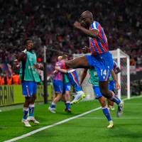 El jugador, Jean-Phillippe Mateta, celebra el gol con el que el Crystal Palace de Daniel Muñoz y Jefferson Lerma venció a Rayo Vallecano en la final de la Liga de Conferencia. FOTO GETTY 
