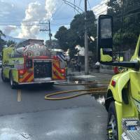 Los bomberos en el lugar del incendio haciendo labores de enfriamiento y remoción de escombros. FOTO Dagrd.