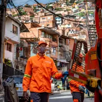 Para más información sobre el nuevo horario de recolección de basuras en algunos barrios de Medellín, puede escribir a la línea de WhatsApp 3044037188. FOTO Emvarias. 
