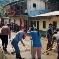 Las familias afectadas en Andes también apoyan labores de remoción de escombros y sedimentos. FOTO Alcaldía de Andes. 
