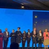 El docente Alexánder Echeverri, a la izquierda de la señora con blusa rosa, recibiendo el premio en Londres en el Global Schools Prize 2026. FOTO Cortesía