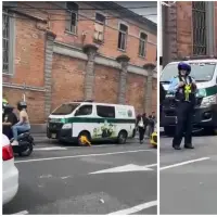 Por lo menos 4 patrullas fueron inmovilizadas con estos dispositivos en el centro de Medellín. Imágenes de videos en redes sociales.