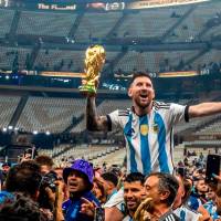 El futbolista argentino Lionel Andrés Messi levantó el trofeo de campeón del Mundial de Qatar en 2022. Foto: Juan Antonio Sánchez