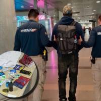 En la imagen principal, el extranjero inadmitido. En miniatura, algunos de los objetos que traía consigo en su equipaje. FOTOS Migración Colombia. 