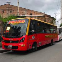 Los buses de las empresas Solobus y Cootrasa siguen operando con normalidad a pesar de la emergencia en el puente de La Limona en Itagüí. FOTO Cortesía Área Metropolitana. 