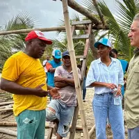 Algunas de las familias damnificadas por las emergencias expresándole su situación al gobernador de Antioquia, Julián Andrés Rendón. FOTO Dagran. 