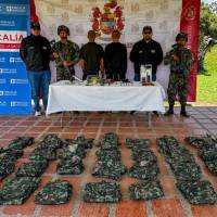 En el lugar fueron encontrados cuatro dispositivos explosivos improvisados y una granada de 60 milímetros, además de decenas de elementos que podrían utilizarse para comunicaciones y actividades relacionadas con explosivos. FOTO Cortesía Cuarta Brigada. 