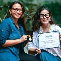 Estas son Eliana Zapata y Erika Imbett sosteniendo los reconocimientos obtenidos en el Premio Nacional al Inventor Colombiano 2026. FOTO manuel saldarriaga