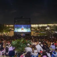 Cine al aire libre en el Parque de los Deseos de Medellín. FOTO: Alcaldía de Medellín