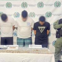 Los tres hombres capturados junto a los elementos que les fueron incautados mientras se encontraban en una finca en Sopetrán. FOTO Policía Metropolitana. 