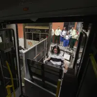 Actualmente, el piloto funciona en un paradero cercano al parque de Aranjuez, donde la plataforma ya superó las etapas de diseño, construcción y pruebas de laboratorio. FOTO Alcaldía de Medellín. 